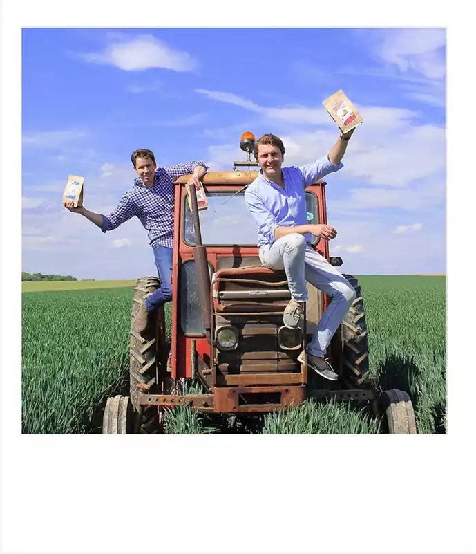 Charles et Pierre avec un tracteur brandissant deux paquets de chips Ferm Fabrik