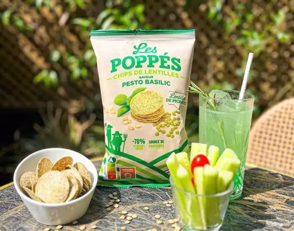 Table apéritive avec un paquet de chips de lentilles Les Poppés goût pesto