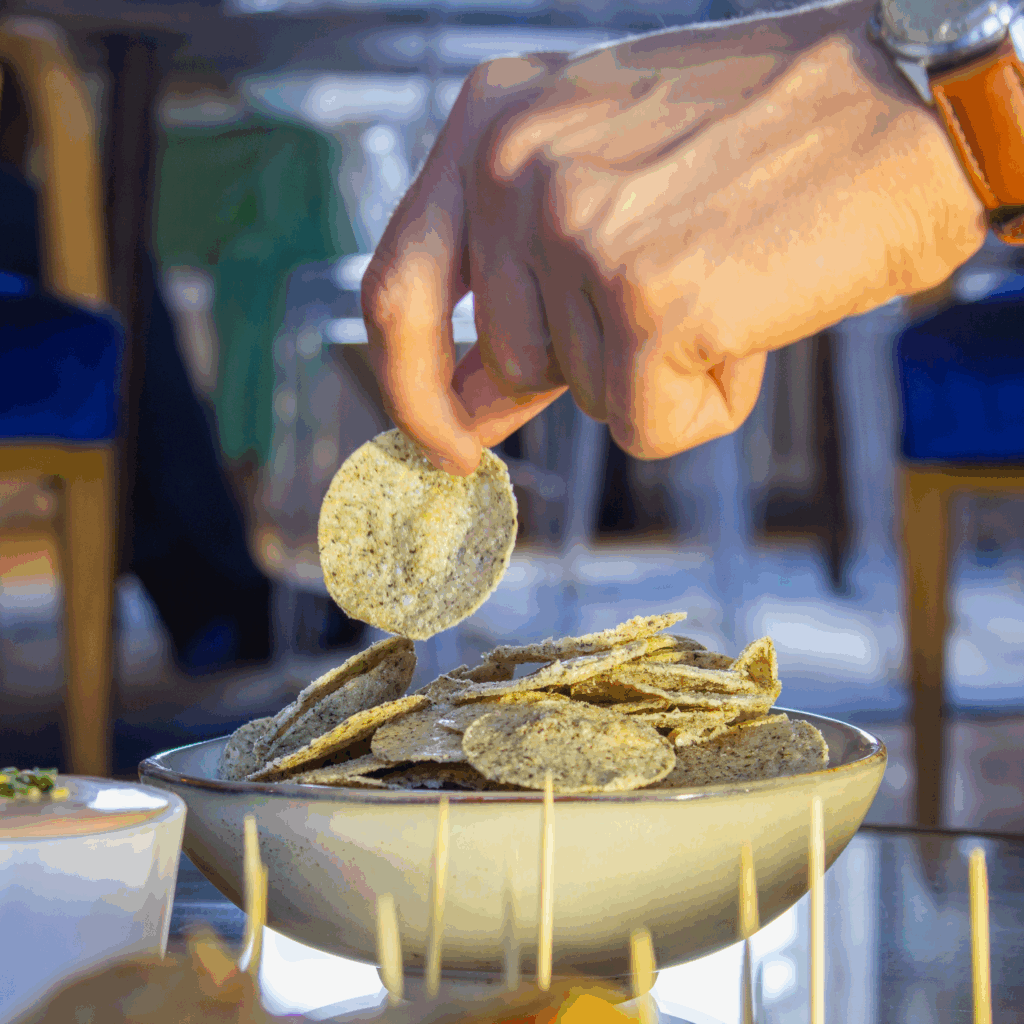 Chips apéritif artisanales, snacks croustillants, idées apéro originales, recettes saines à grignoter, chips légères aux saveurs naturelles, produits apéritifs pour soirées conviviales, idées tapas maison, apéritif facile et rapide, chips sans conservateurs, collation croquante pour partager.