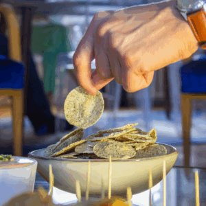 Chips apéritif artisanales, snacks croustillants, idées apéro originales, recettes saines à grignoter, chips légères aux saveurs naturelles, produits apéritifs pour soirées conviviales, idées tapas maison, apéritif facile et rapide, chips sans conservateurs, collation croquante pour partager.
