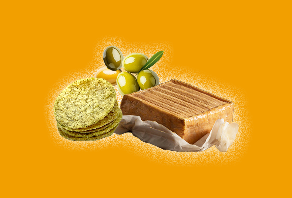 image composée de trois éléments sur fond orange : une pile de chips de lentilles rondes à gauche, cinq olives vertes en haut et un fromage maroilles à droit. chaque élément est entouré d'une lueur blanche