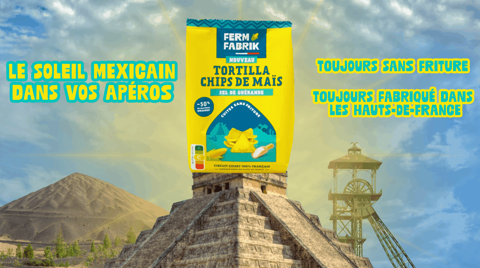 paquet de chips tortilla de maïs posé sur un temple inca avec un terril en arrière plan à gauche et un chevalement en arrière plan à droite le tout très ensoleillé