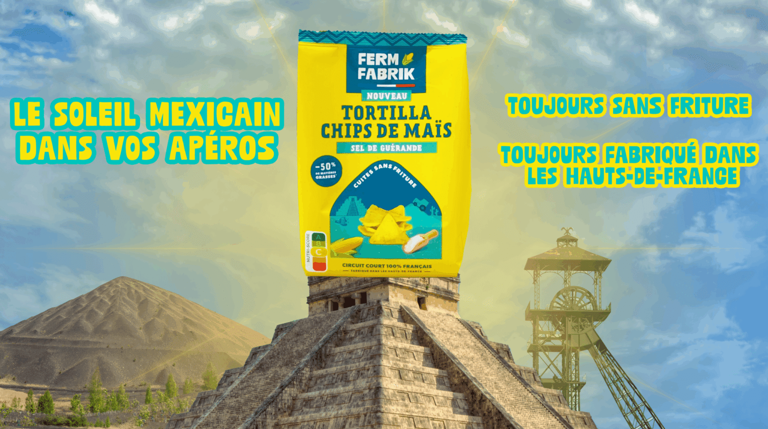 paquet de chips tortilla de maïs posé sur un temple inca avec un terril en arrière plan à gauche et un chevalement en arrière plan à droite le tout très ensoleillé